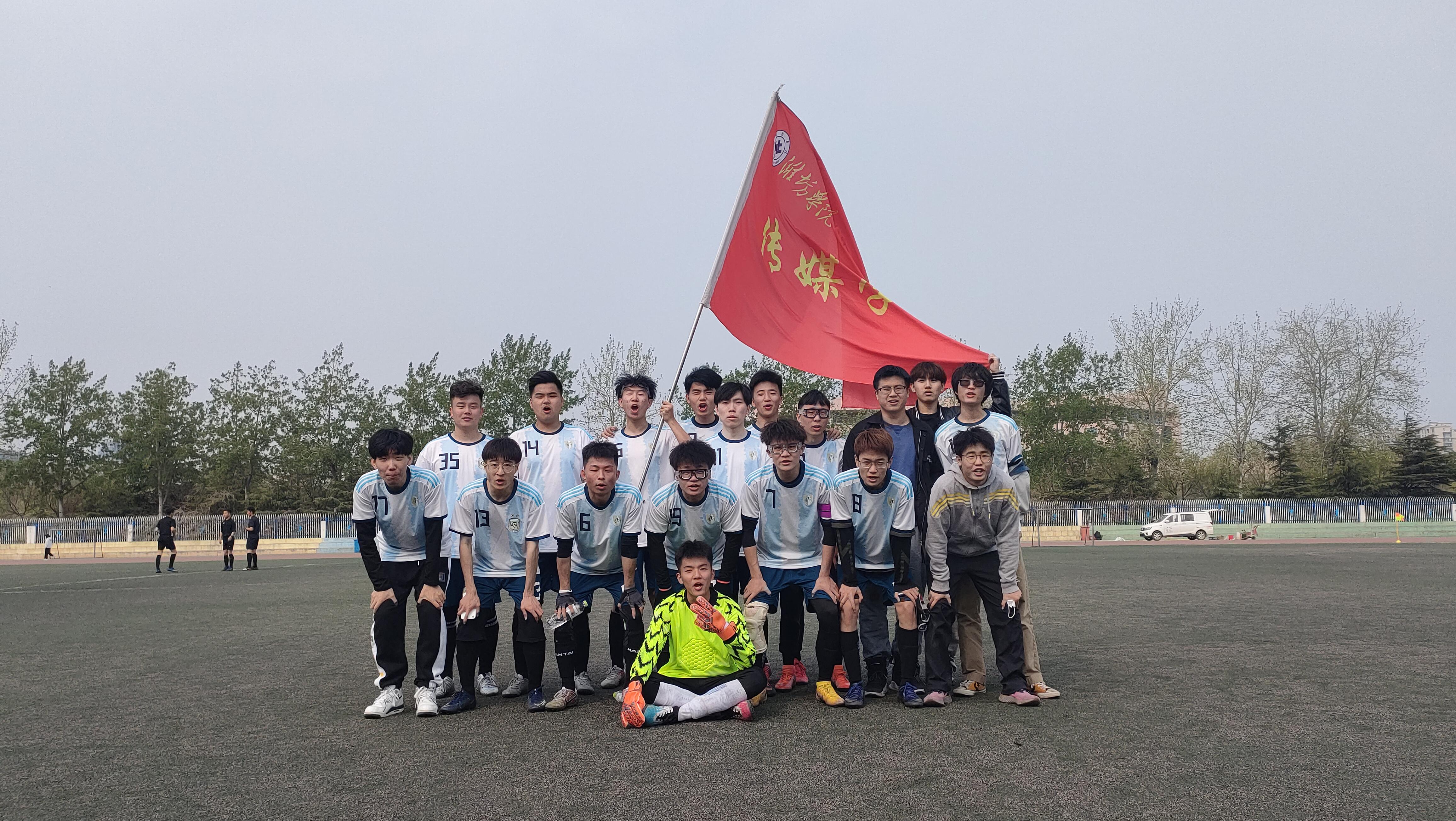 星空体育-足球赛场精彩纷呈,哪支队伍表现最出色?