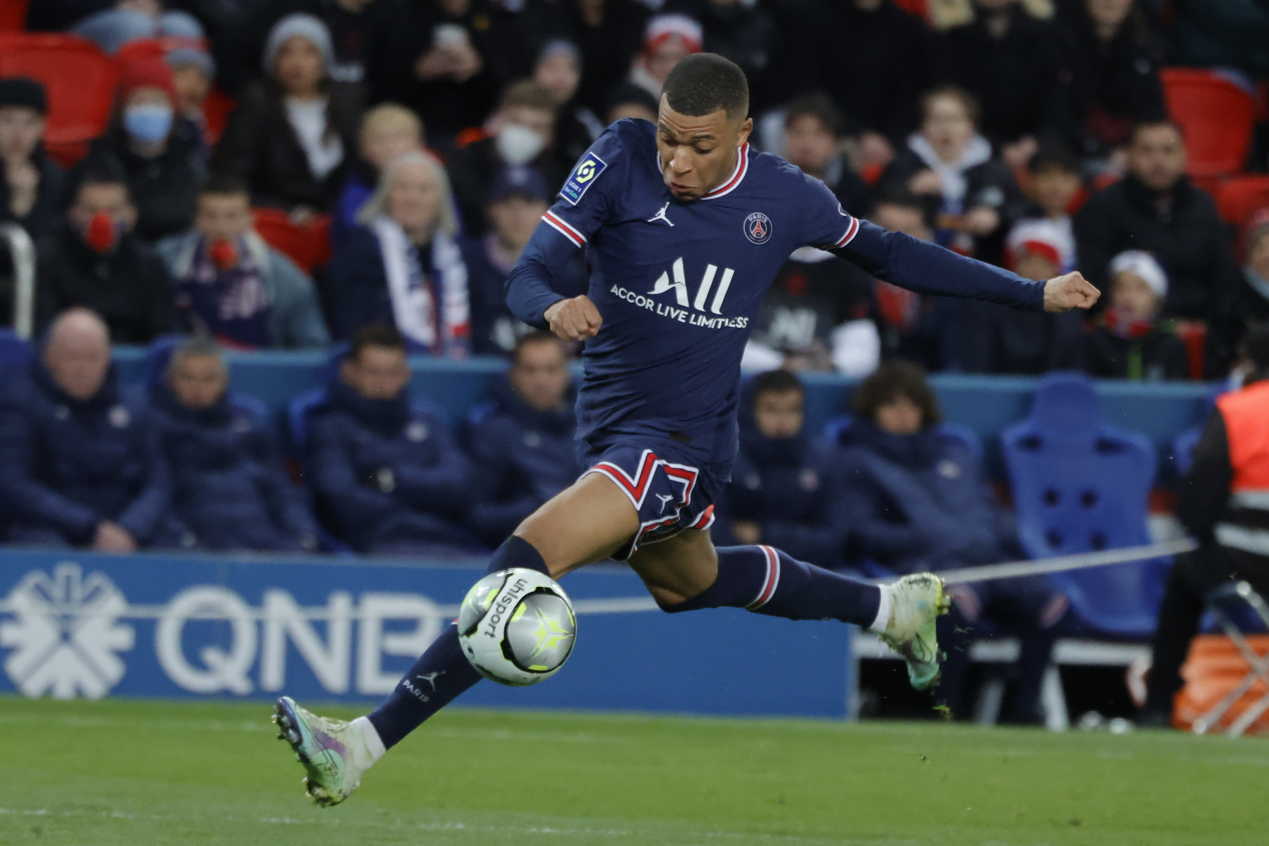 巴黎圣日耳曼遭遇瓶颈，里昂力压领先