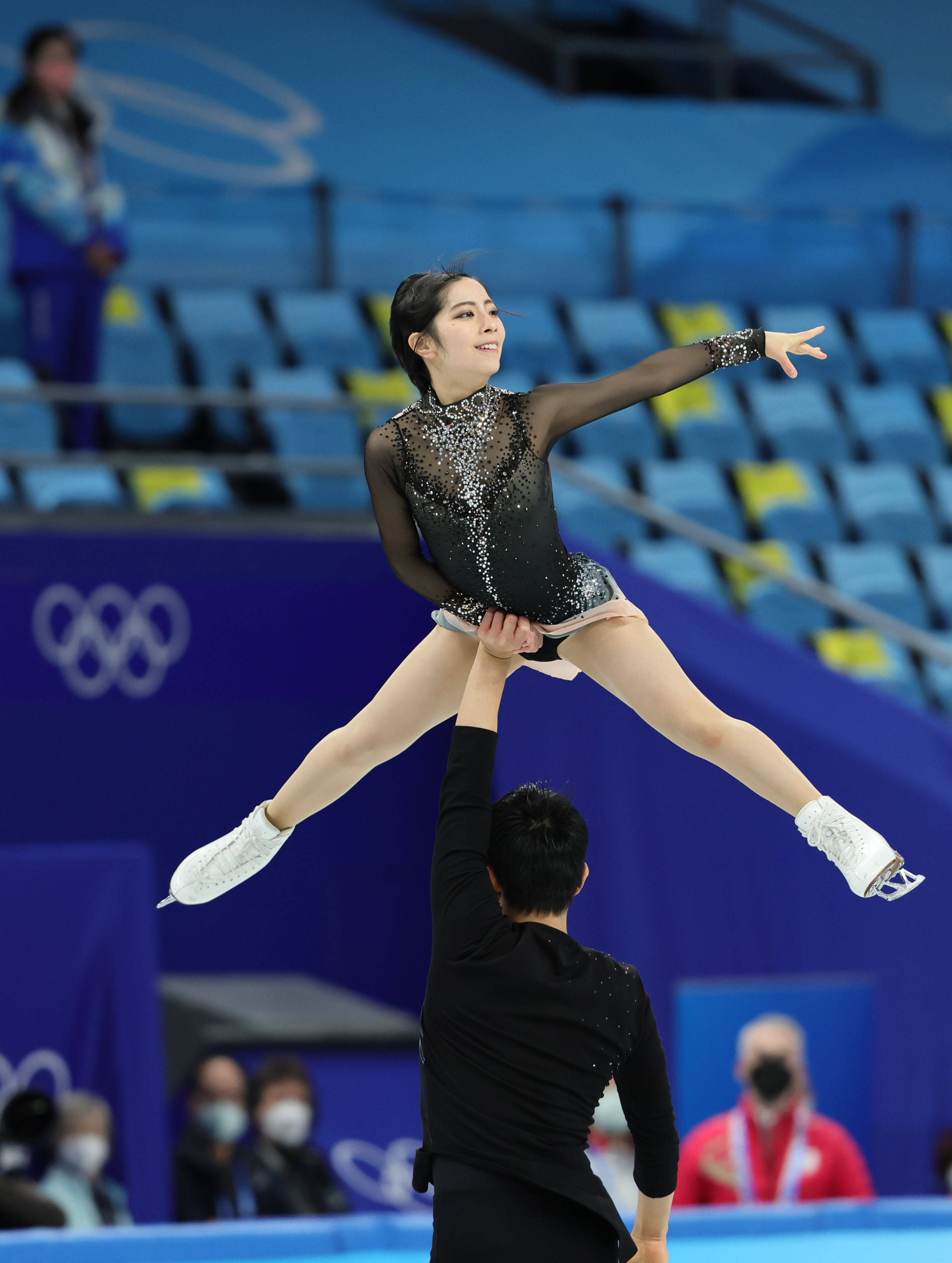 保加利亚运动员在花样滑冰比赛中脱颖而出