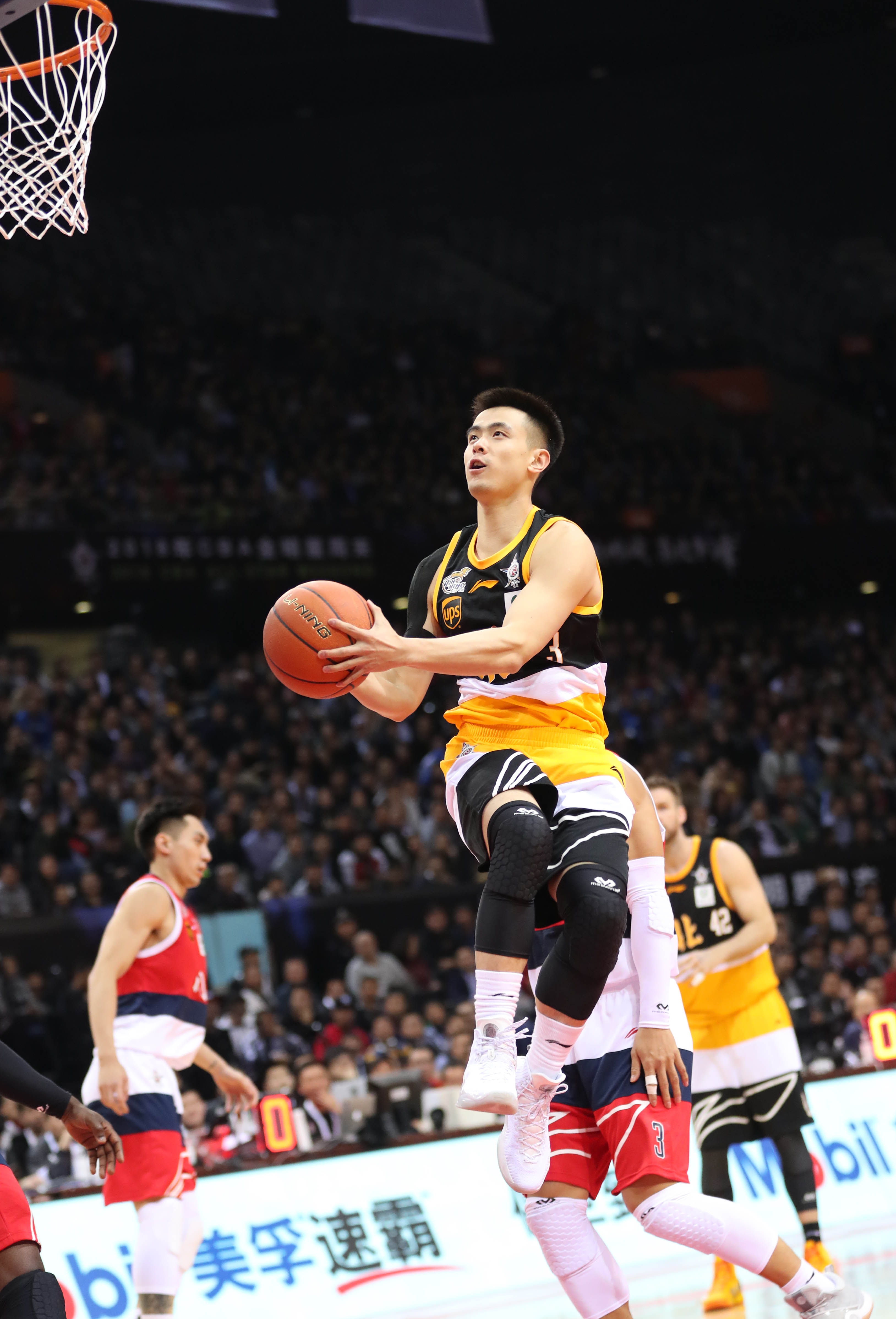 星空体育-篮球明星酣战球场,带来精彩对决