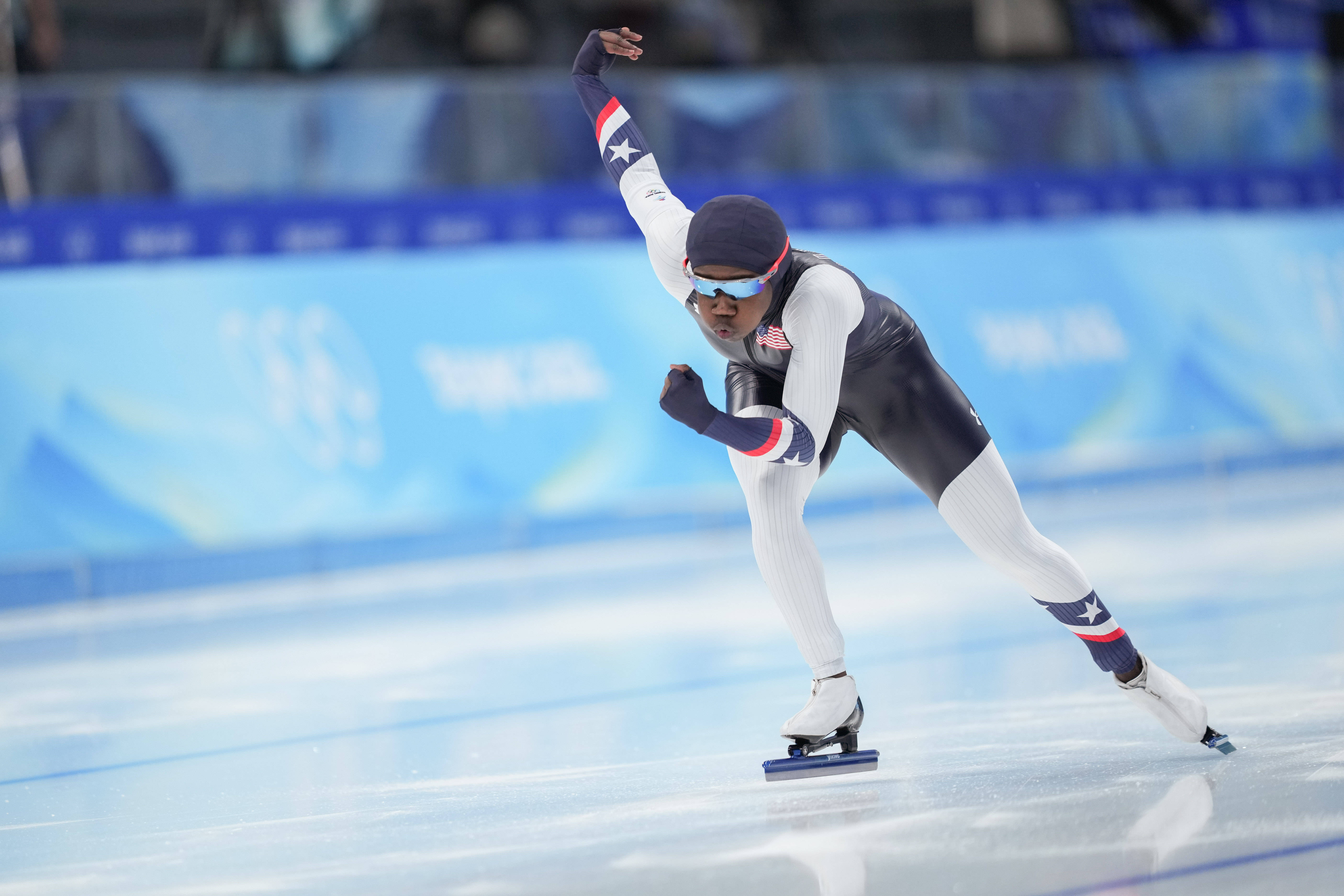 星空体育-短道速滑选手速度惊人,一路领先夺冠