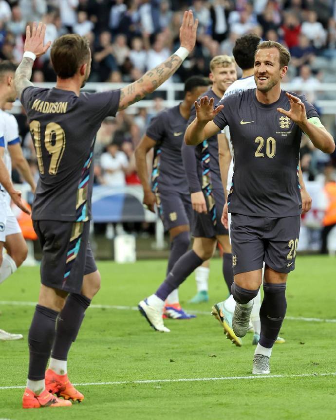 星空体育-千呼万唤始出来,欧洲足球大赛启幕