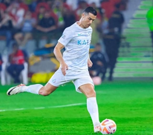 足球巨星在国际赛事中完美发挥