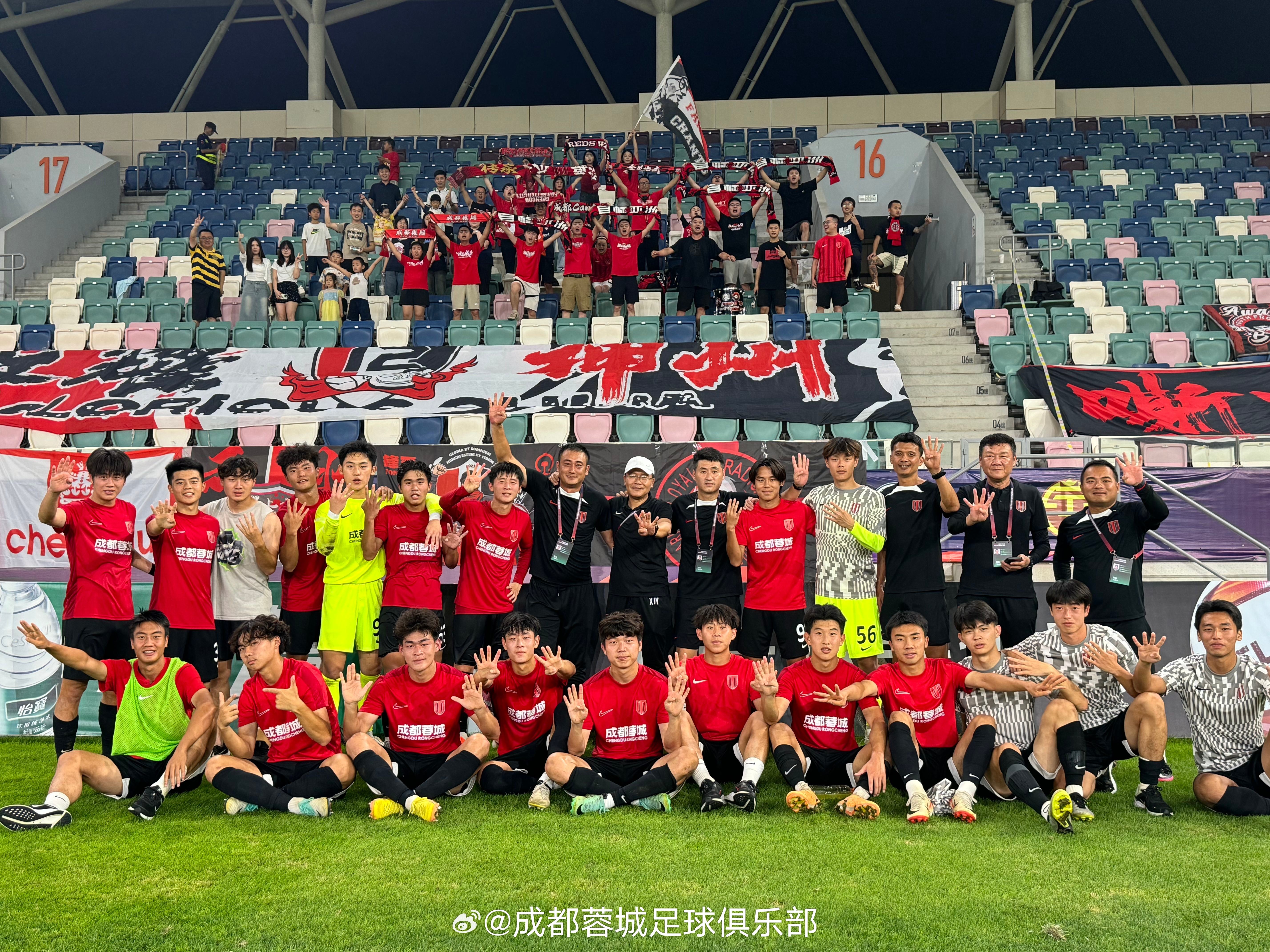 让我们为球队加油喝彩,共同见证比赛精彩瞬间 让我们为球队加油喝彩,共同见证比赛精彩瞬间