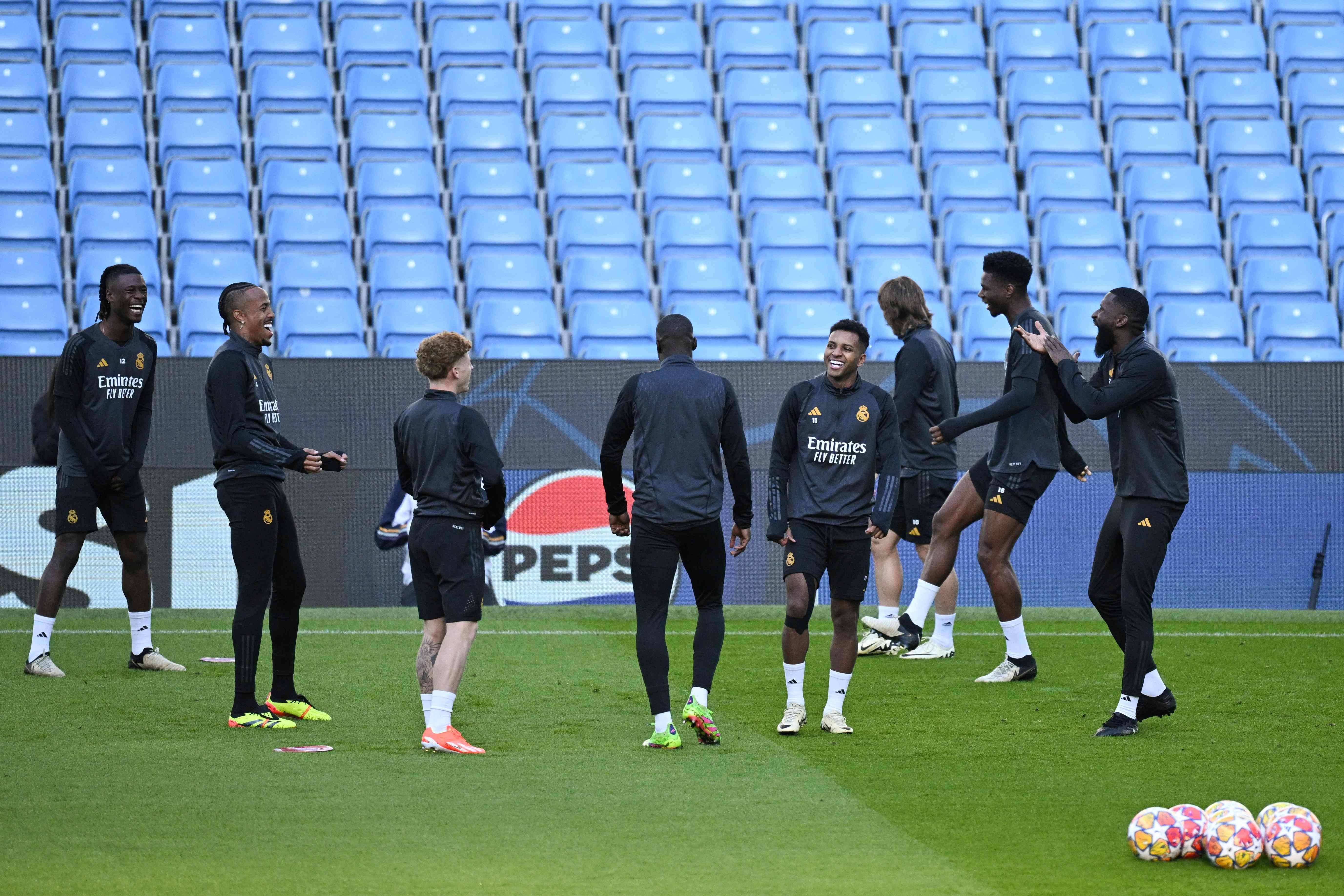 星空体育-足球赛事备战决赛阶段,球员拼尽全力