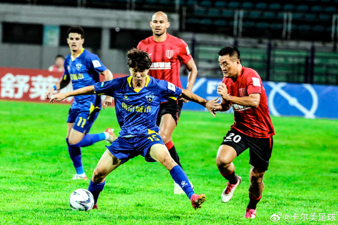 足球赛事备战决赛阶段,球员拼尽全力 足球赛事备战决赛阶段,球员拼尽全力