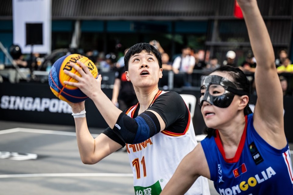 亚洲杯篮球赛主场举行,球迷们为主队加油助威 亚洲杯篮球赛主场举行,球迷们为主队加油助威