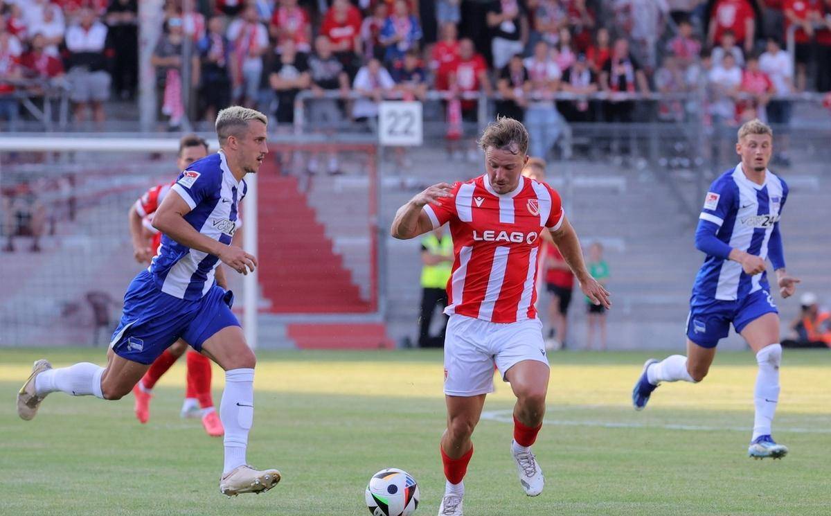 柏林赫塔球员备战赛季首场比赛,积极备战提高战力 柏林赫塔球员备战赛季首场比赛,积极备战提高战力