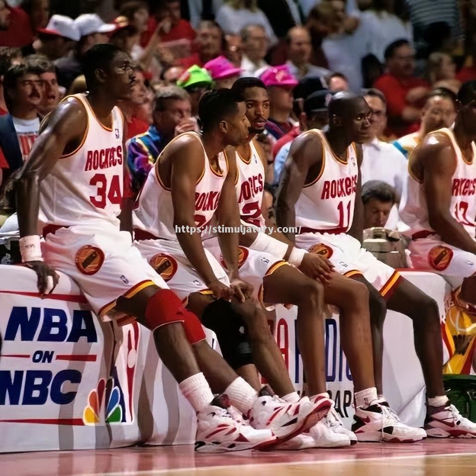 星空体育-詹姆斯领军湖人主场大胜马刺,继续领跑西部