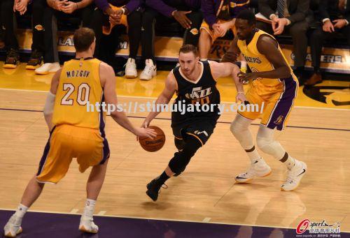 星空体育-爵士遭遇三连败,戈贝尔受伤退出比赛