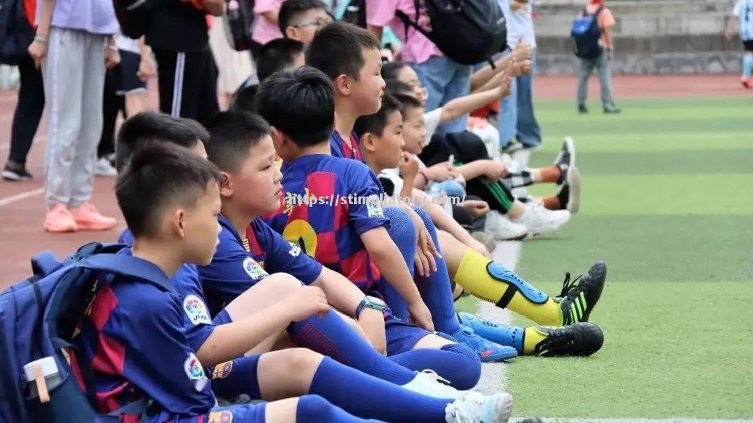 绿茵场上激烈角逐,谁能笑到最后? 绿茵场上激烈角逐,谁能笑到最后?