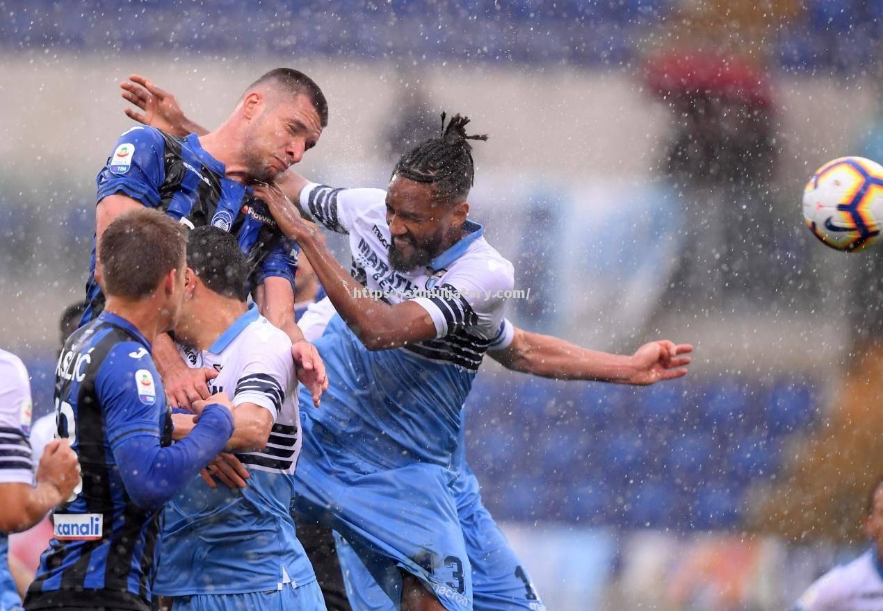 星空体育-围巾集赞,球迷独家现场为球队送温暖