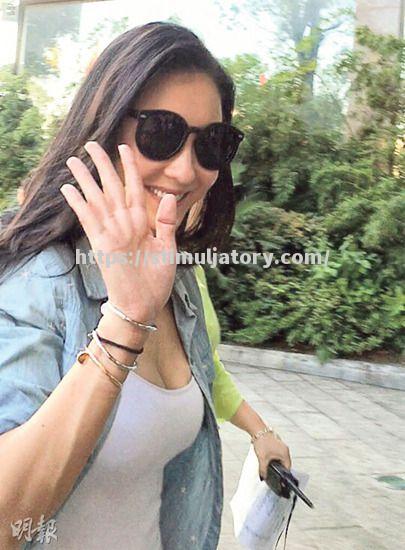 星空体育-张柏芝减老带小图,马诺麻辣家庭笑点满