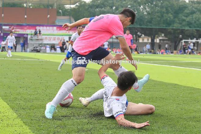 中国足球比赛中出现了激烈的对决 中国足球比赛中出现了激烈的对决