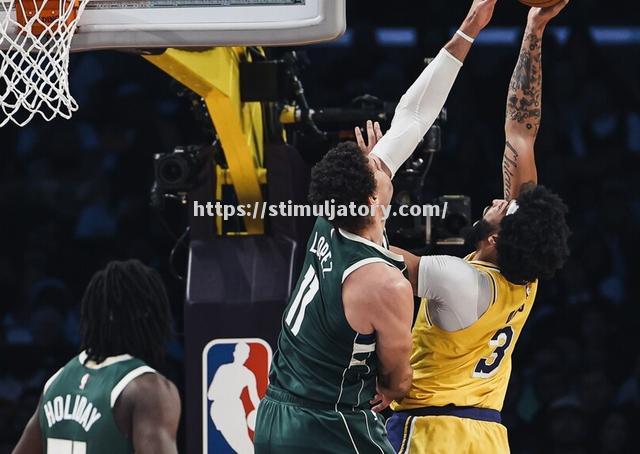 星空体育-雄鹿主场大胜火箭,字母哥全面发挥引领球队取胜