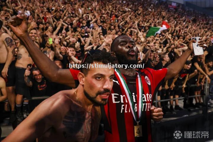 AC米兰临场反击,客场告捷激动球迷 AC米兰临场反击,客场告捷激动球迷