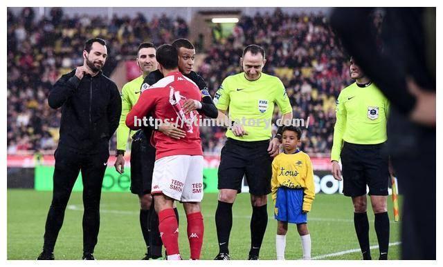 爆冷结果引发球迷热议，裁判判罚成焦点