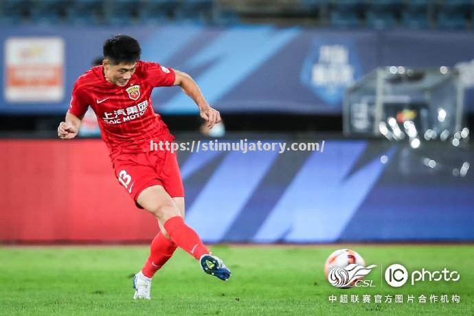 中超联赛现场球员动作迅猛,拼搏形象深入人心 中超联赛现场球员动作迅猛,拼搏形象深入人心