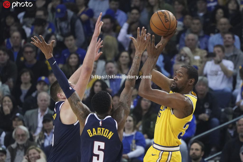 勇士掘金大战，篮下对抗十分激烈