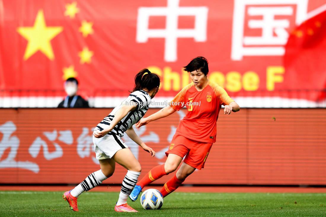 星空体育-女足运动员拼尽全力,角逐赛场上获得胜利