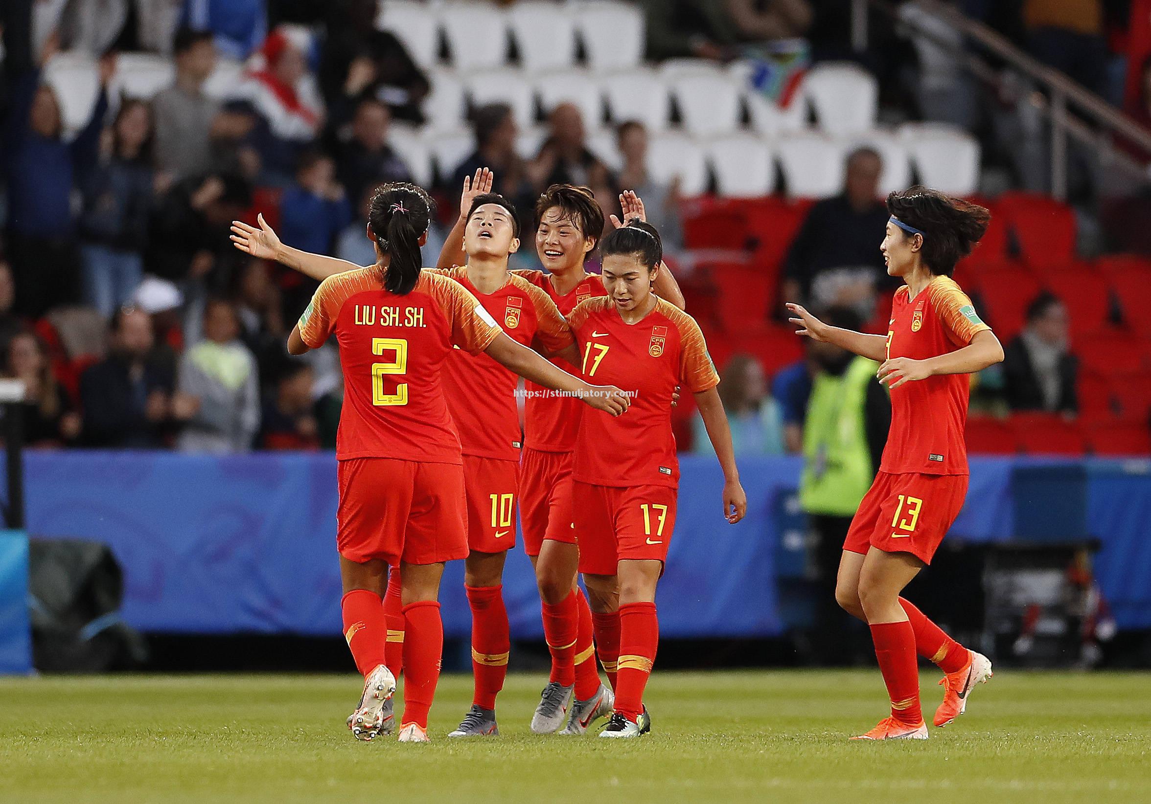 女足运动员拼尽全力，角逐赛场上获得胜利