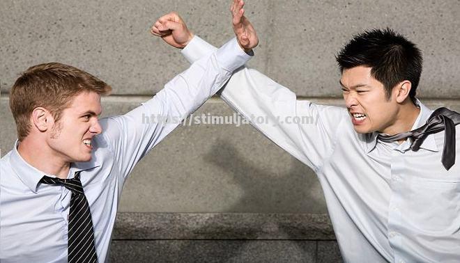 星空体育-队内矛盾暴露,球员发飙大打出手,主教练反应强硬