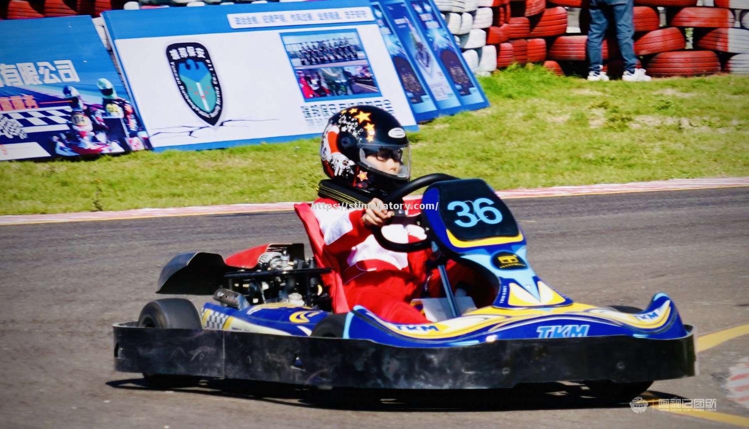 星空体育-卡丁车比赛选手技术娴熟,赛场上驰骋自如