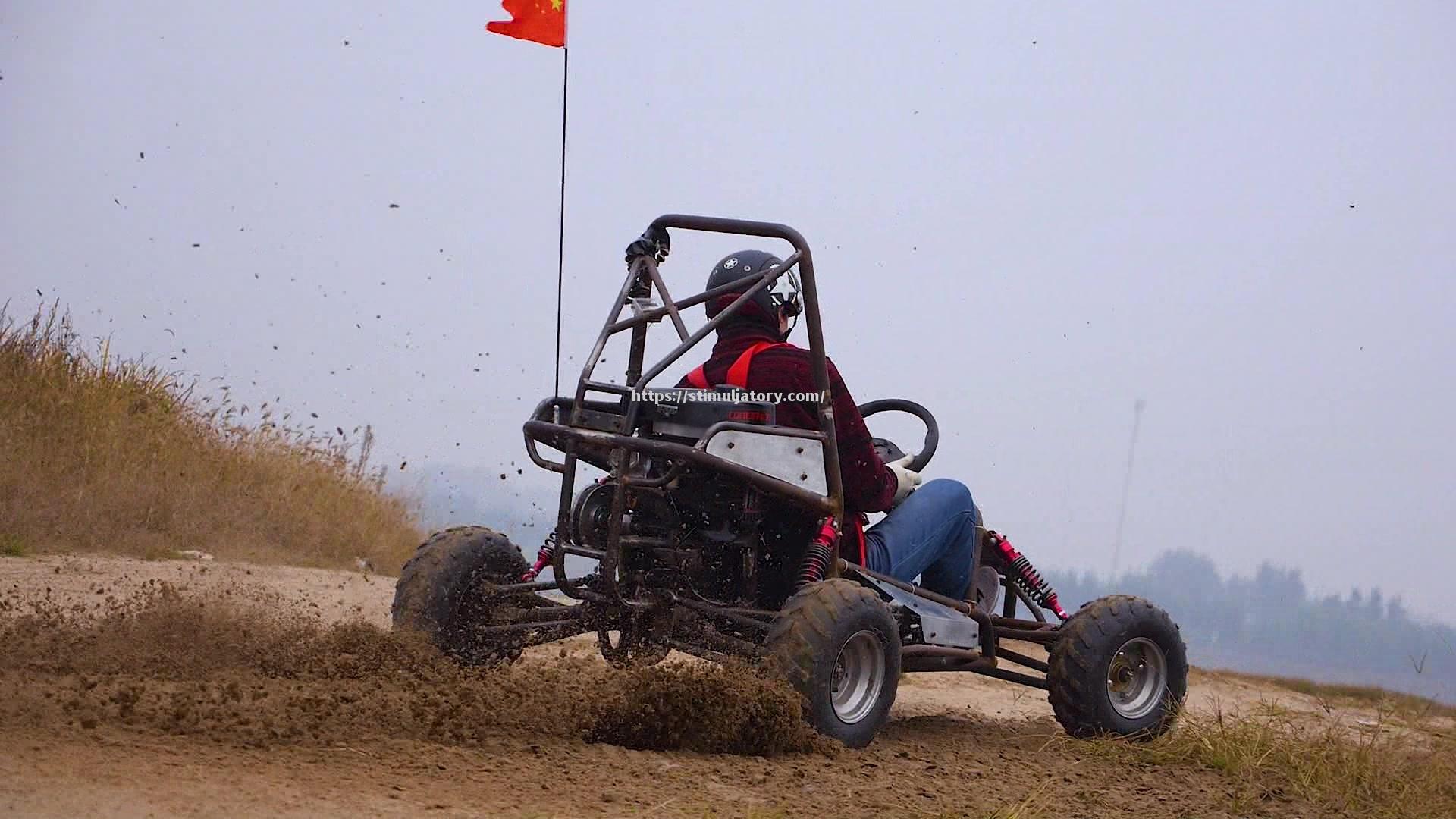 卡丁车比赛选手技术娴熟，赛场上驰骋自如