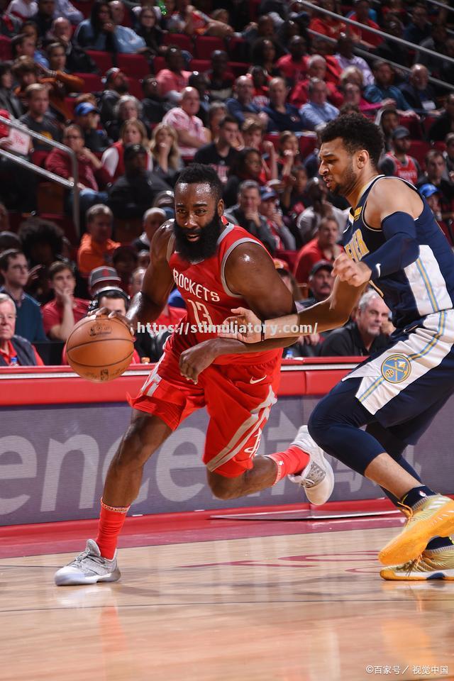 比赛实况报道，球队表现备受热议