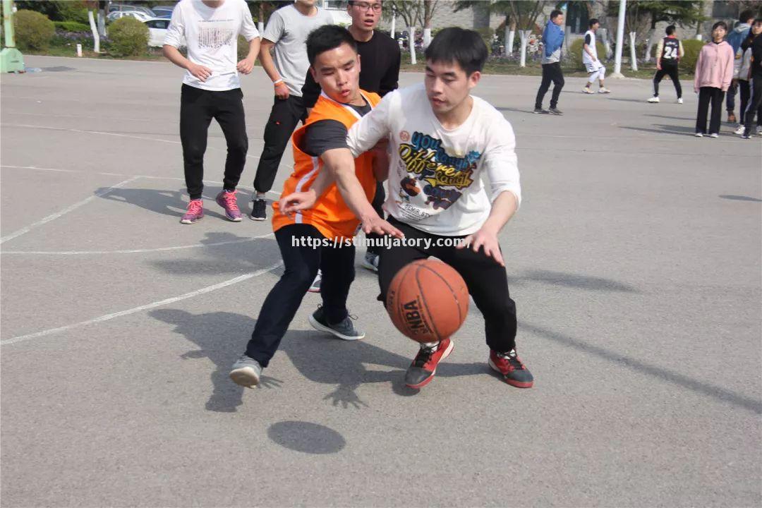 星空体育-比赛场面如火如荼,球员斗志昂扬