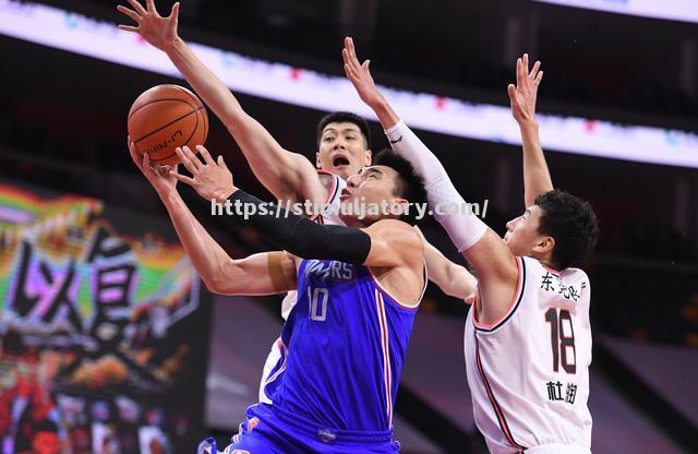 比赛场面如火如荼,球员斗志昂扬 比赛场面如火如荼,球员斗志昂扬