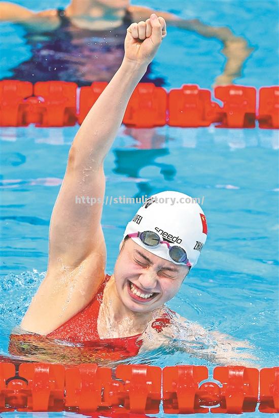 中国游泳选手刷新世界纪录,夺取冠军 中国游泳选手刷新世界纪录,夺取冠军