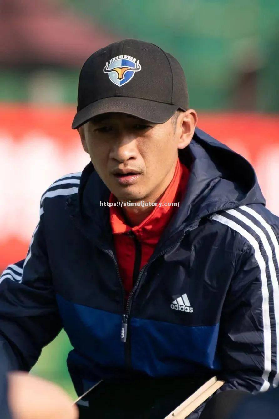 星空体育-新晋足球教练大展身手,带领球队前行