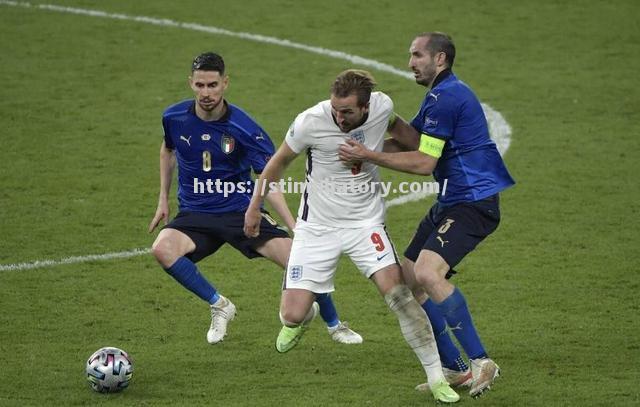 星空体育-欧预赛激战正酣，球员们拼尽全力争夺胜利