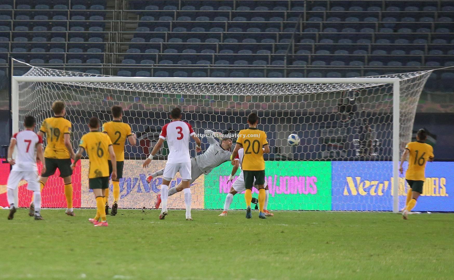 星空体育-球员们在赛场上拼尽全力，为了争夺胜利而战斗