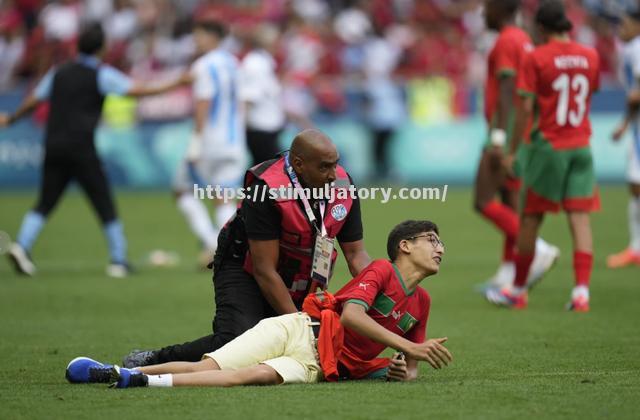 足球盛事唤醒欢呼声,球迷狂情燃烧在赛场 足球盛事唤醒欢呼声,球迷狂情燃烧在赛场