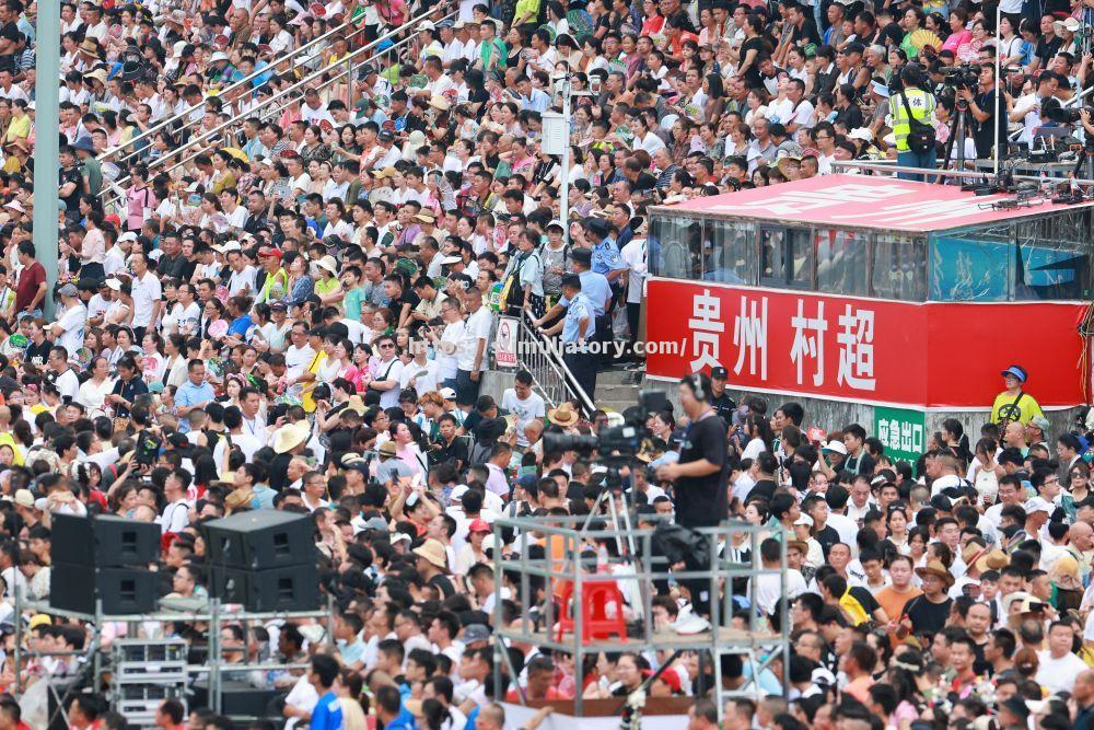 星空体育-震撼场面!比赛现场座无虚席观众如潮