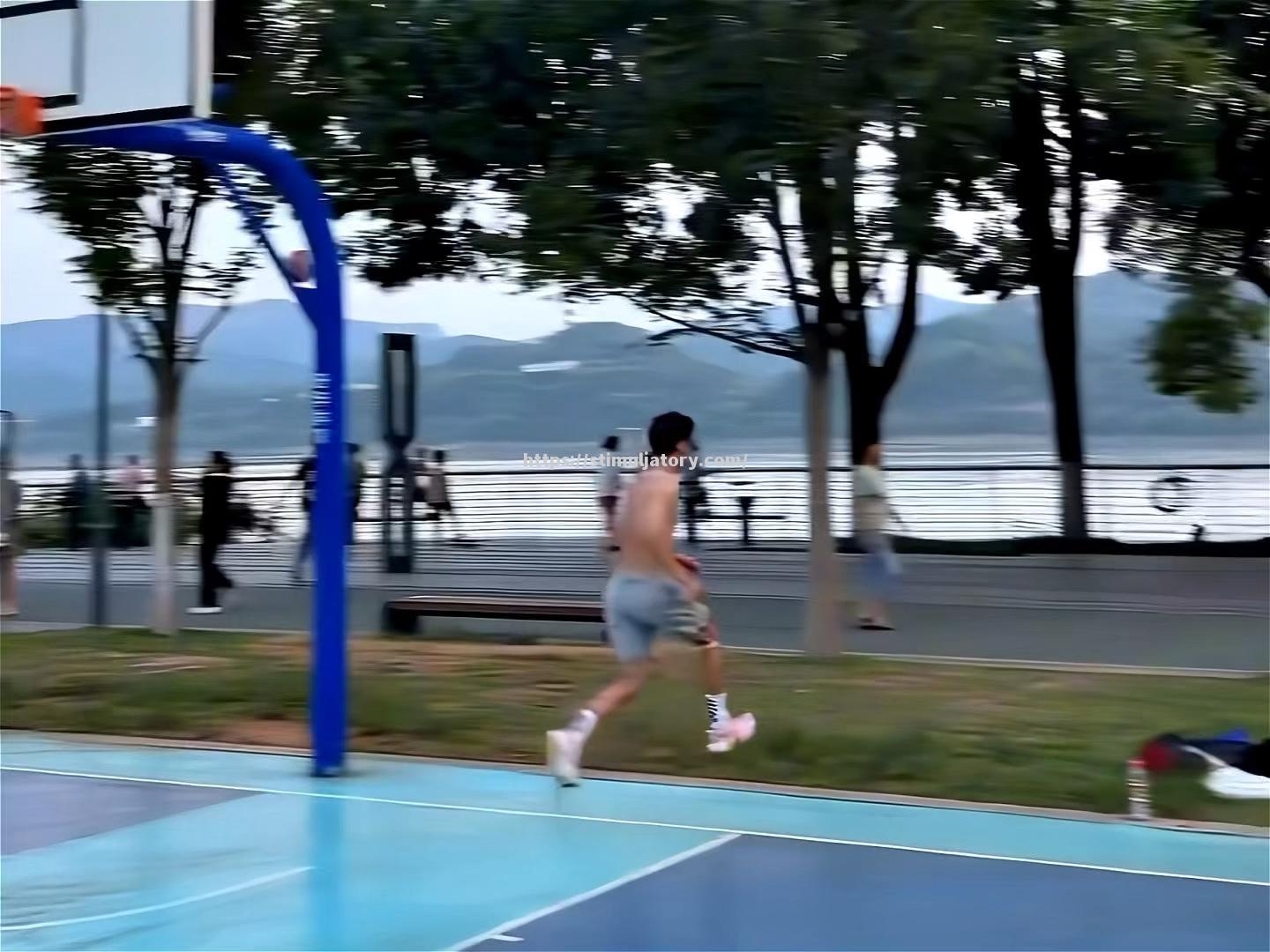 篮板统治者登场,篮板球成为球队得分关键 篮板统治者登场,篮板球成为球队得分关键