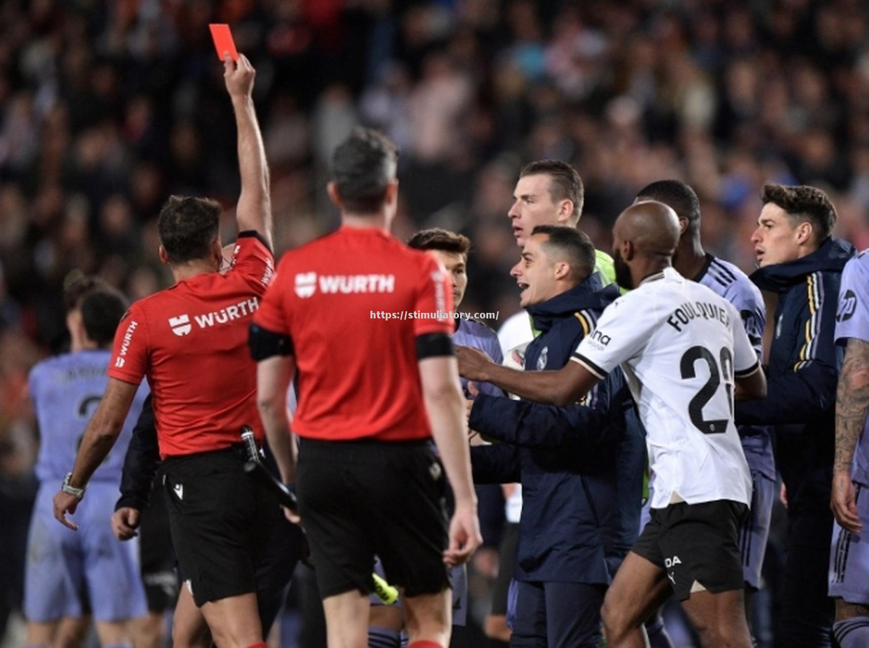 星空体育-关于裁判判罚的争议,球迷议论纷纷