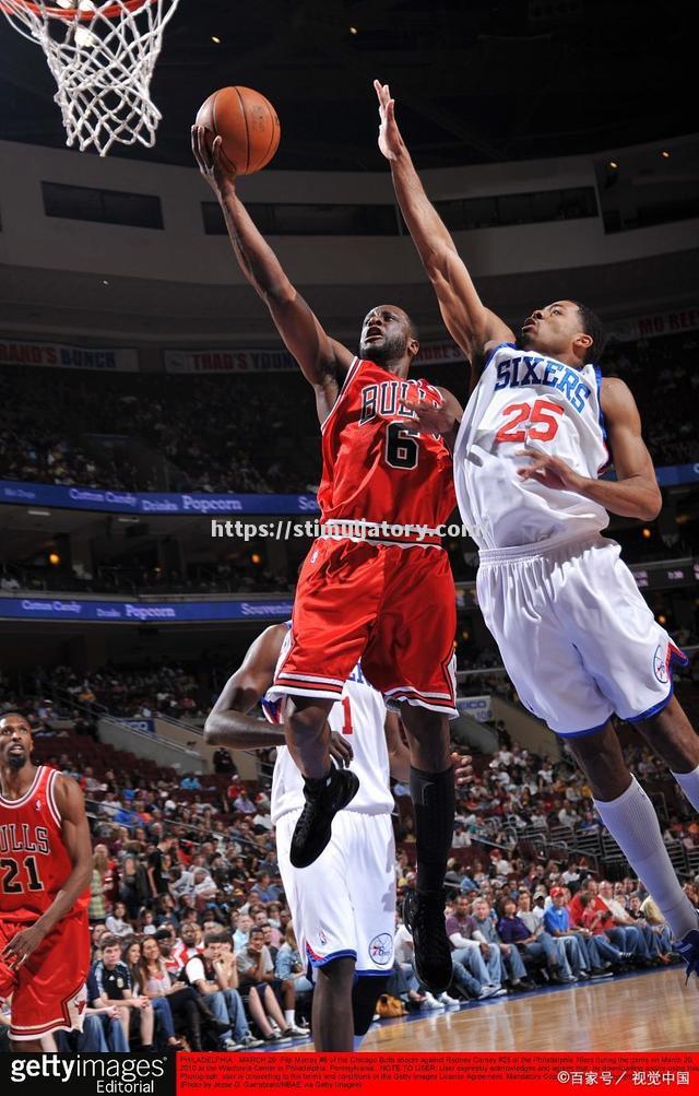 运动员在比赛中展现出精湛篮球技术