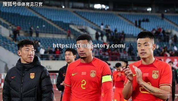 双方球队的对抗，让现场观众陷入热烈的氛围