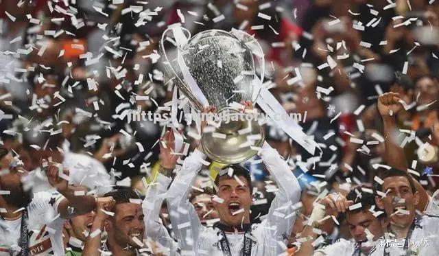 星空体育-多特蒙德球员家喻户晓，现身球场奉献精彩表现