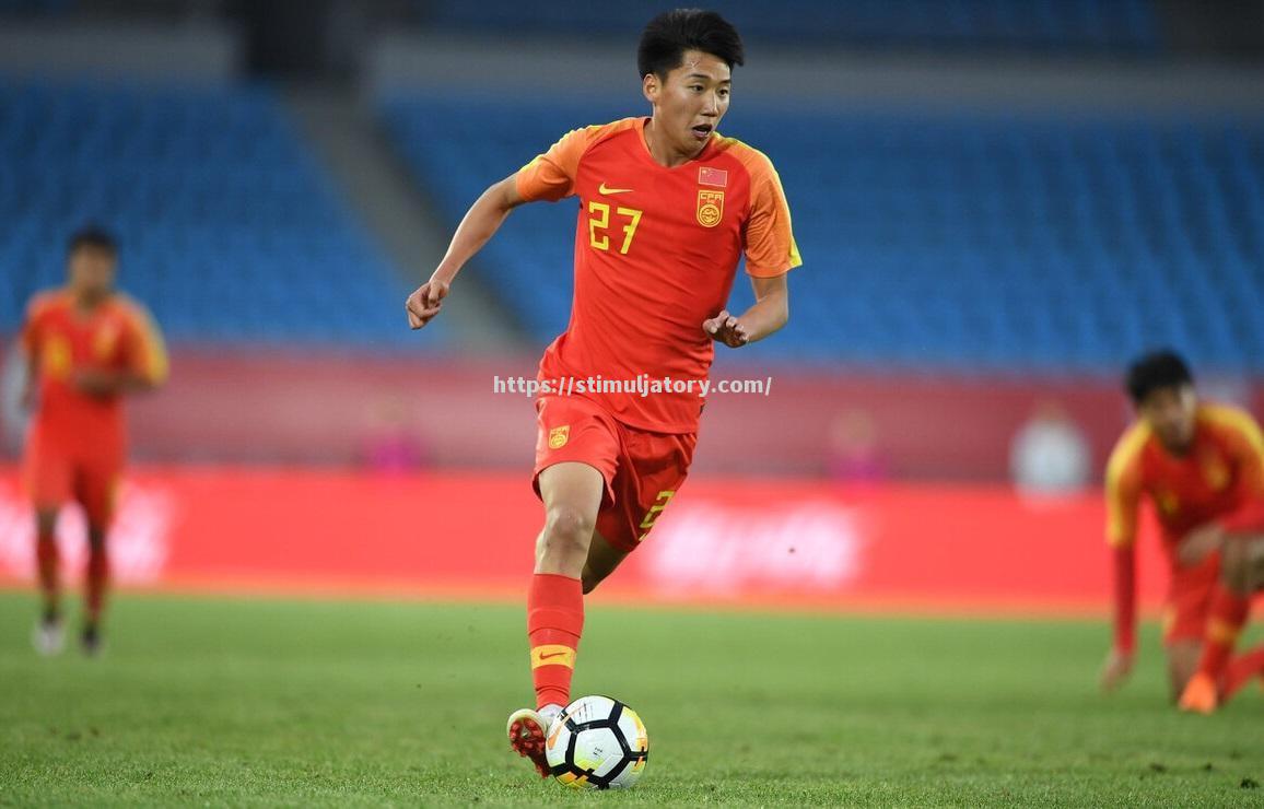 星空体育-防守型中场关键抢断送出致命助攻,球队成功赢得比赛