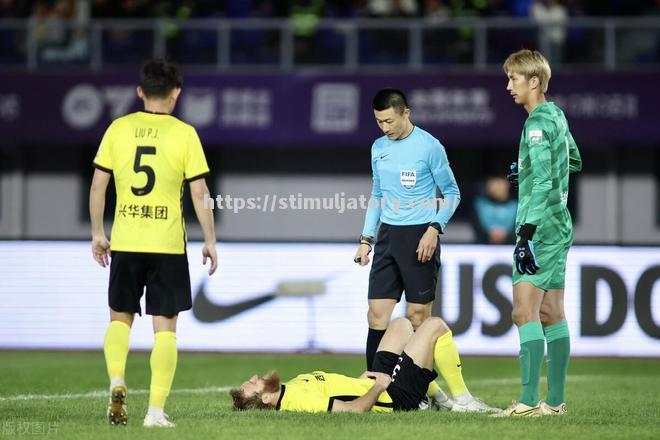 当值主裁错判引争议，英超比赛成焦点