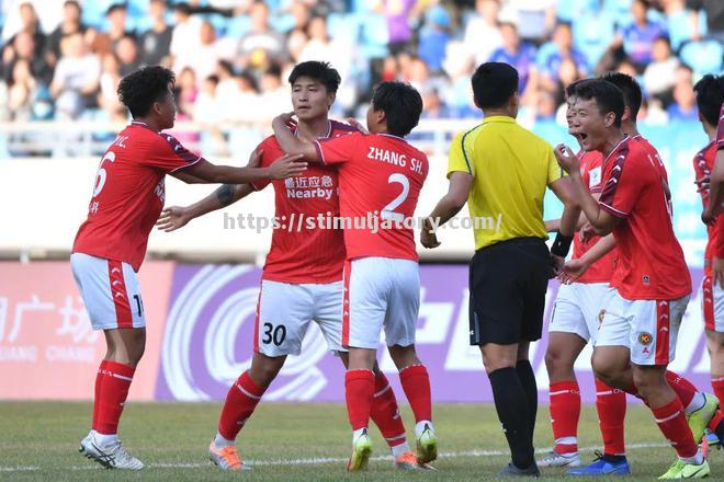 挑战传统强队,球队斗志昂扬迎来胜利助威! 挑战传统强队,球队斗志昂扬迎来胜利助威!