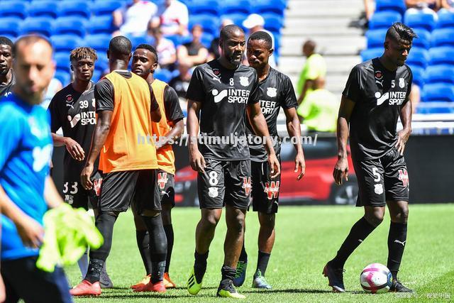 亚眠队主场取得稳定表现离降级区更近 亚眠队主场取得稳定表现离降级区更近