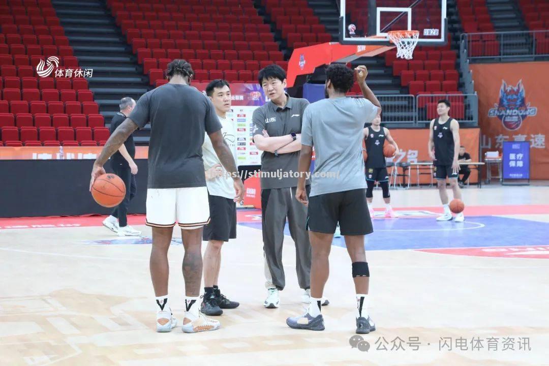 星空体育-法国篮球明星备战拉开新赛季序幕展开激烈较量