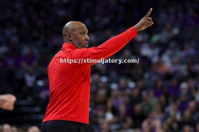 开拓者主场取胜，主帅赞扬球队团结精神