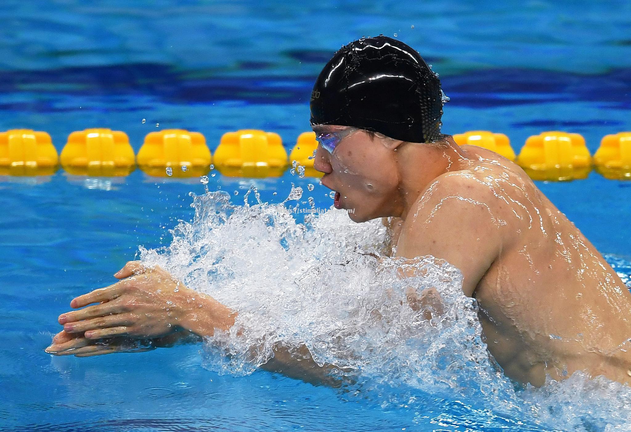 星空体育-游泳选手体能兼备，冲刺终点领跑