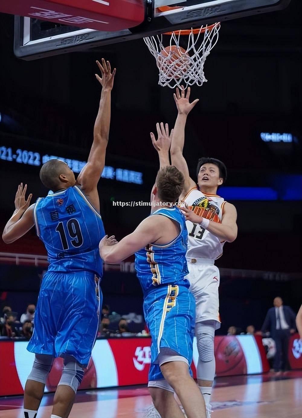 星空体育-裁判判罚引争议,比赛纷争不断